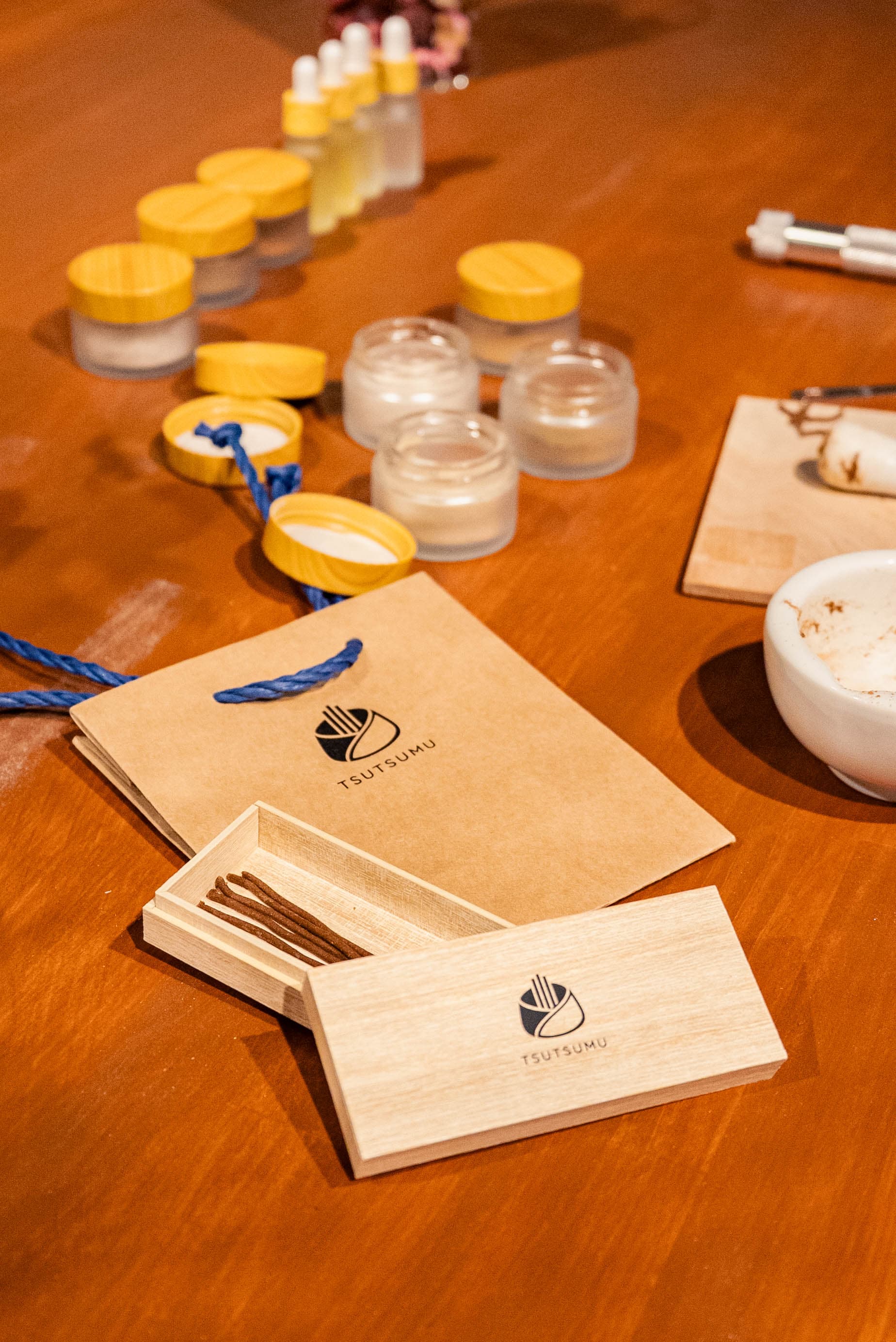 Finished incense set in a TSUTSUMU wooden box