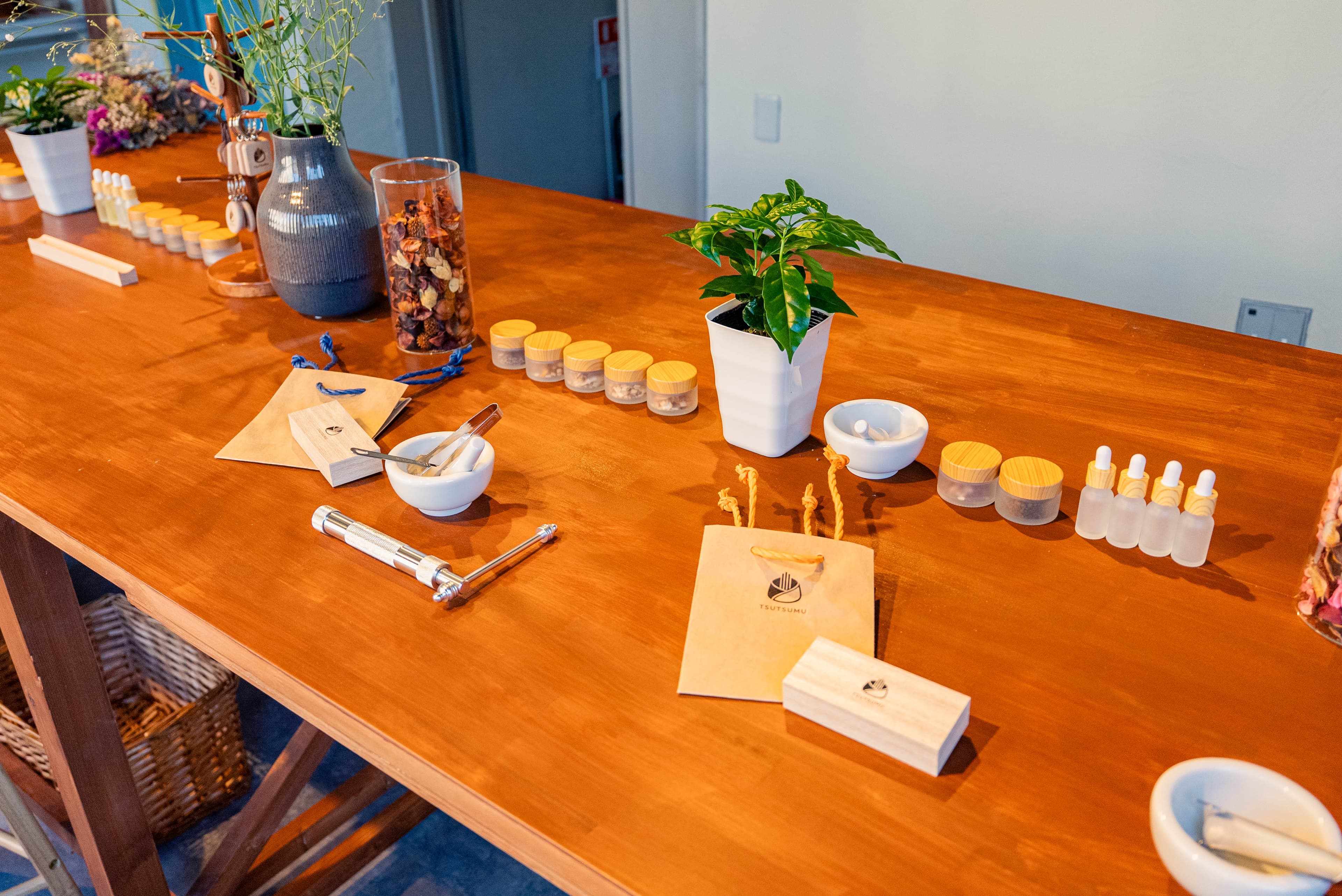 The Definitive Hakata Sightseeing Model Course with an Incense-Making Experience — How to Build Your Day Around TSUTSUMU