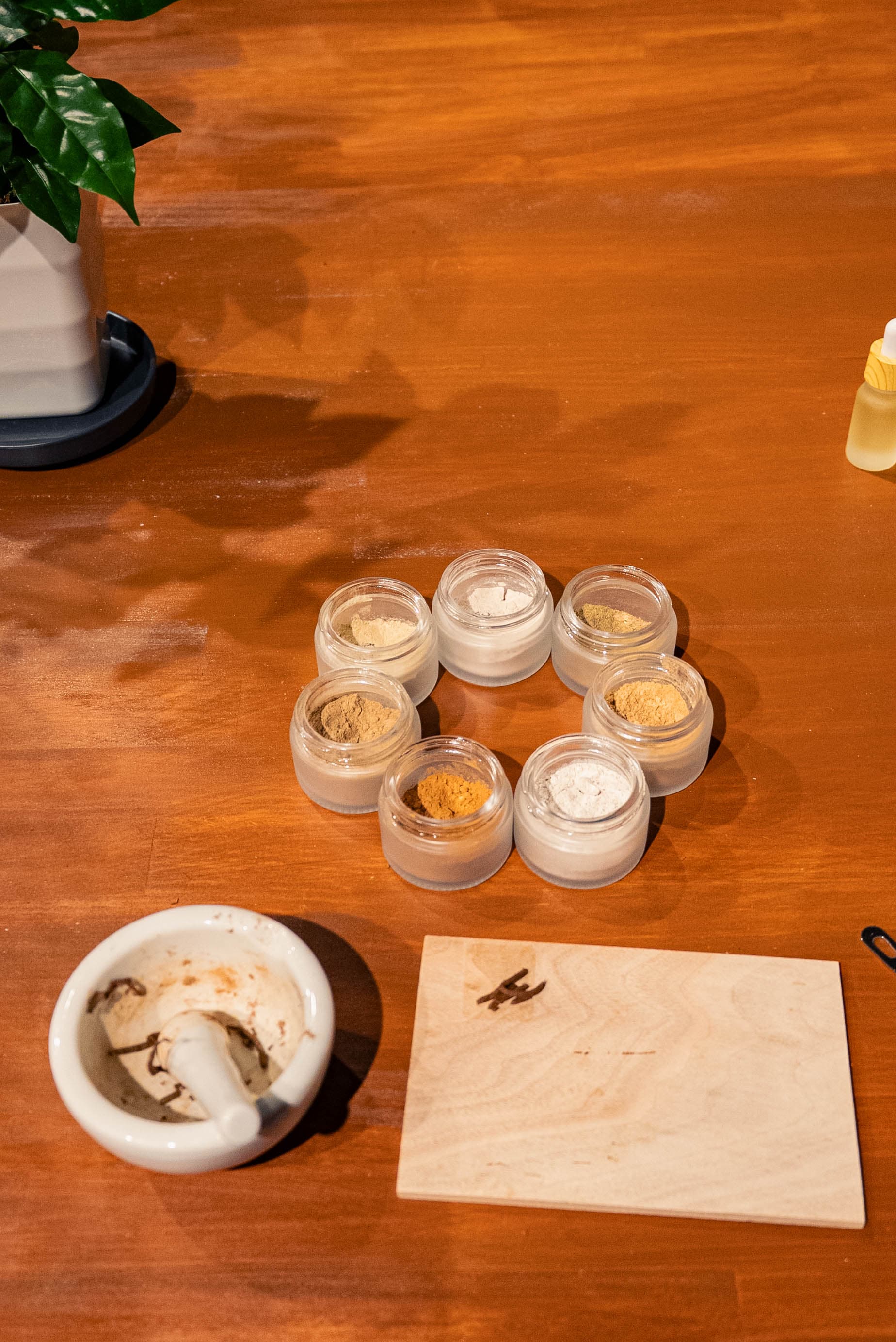 TSUTSUMU's six natural fragrance jars arranged in a circle