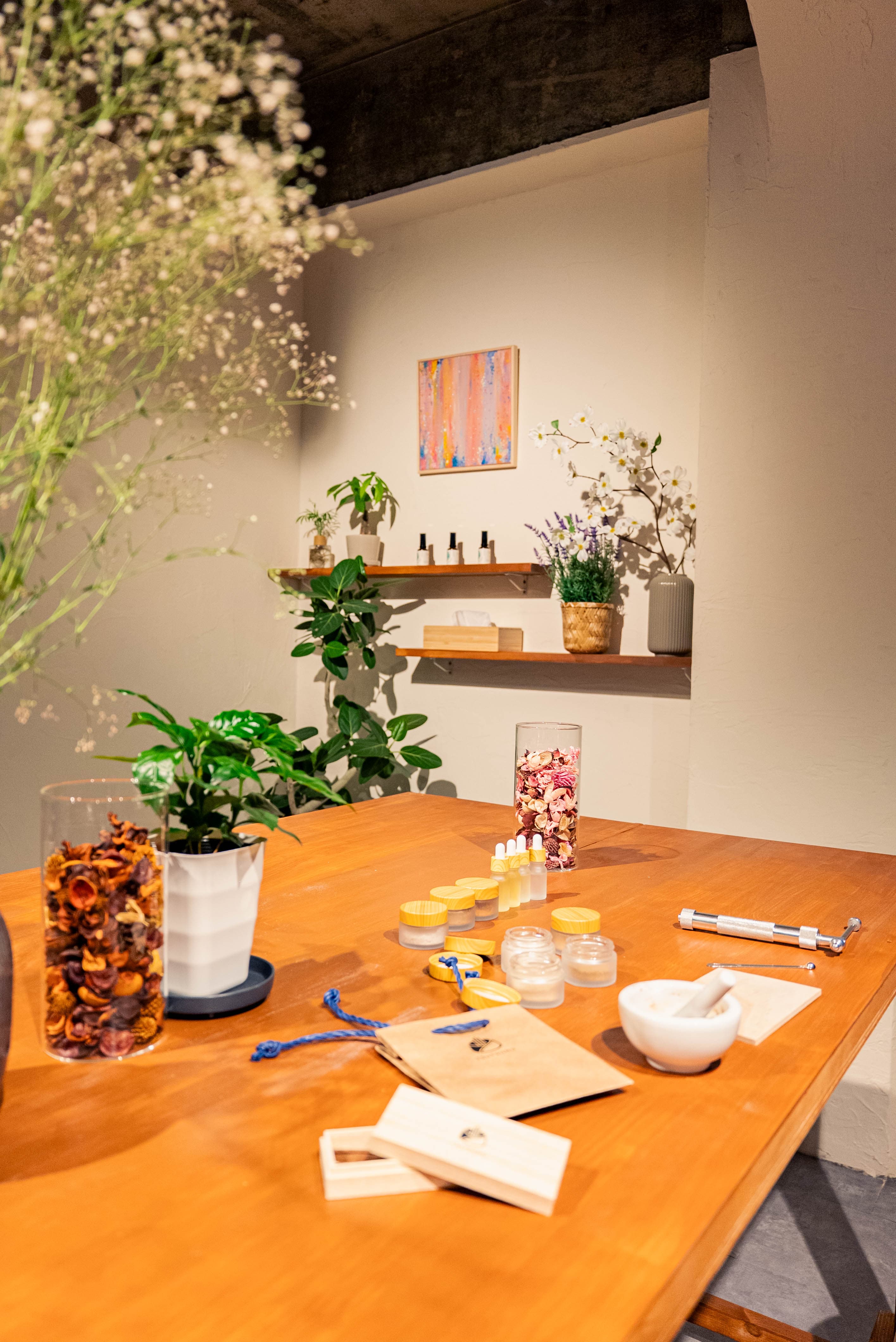 TSUTSUMU's workshop table set with dried flowers and blending tools