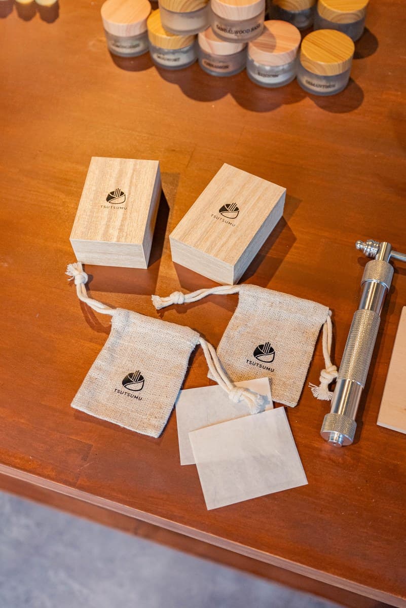 Two wooden boxes and two sachets side by side